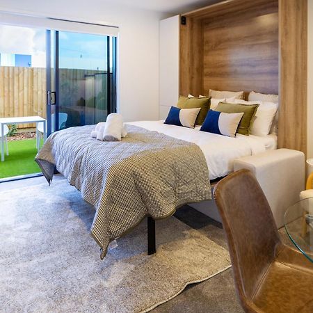 Downtown Comfort: Modern Studio With Backyard ไครสต์เชิร์ช ภายนอก รูปภาพ