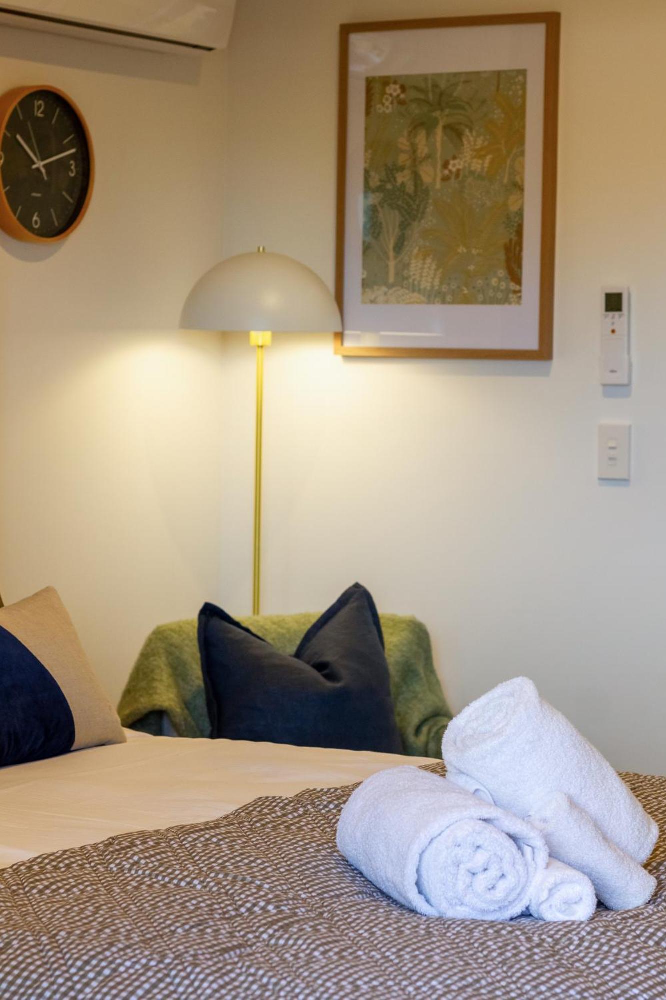 Downtown Comfort: Modern Studio With Backyard ไครสต์เชิร์ช ภายนอก รูปภาพ