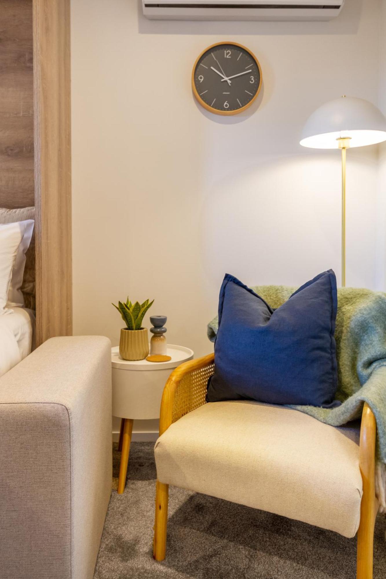Downtown Comfort: Modern Studio With Backyard ไครสต์เชิร์ช ภายนอก รูปภาพ