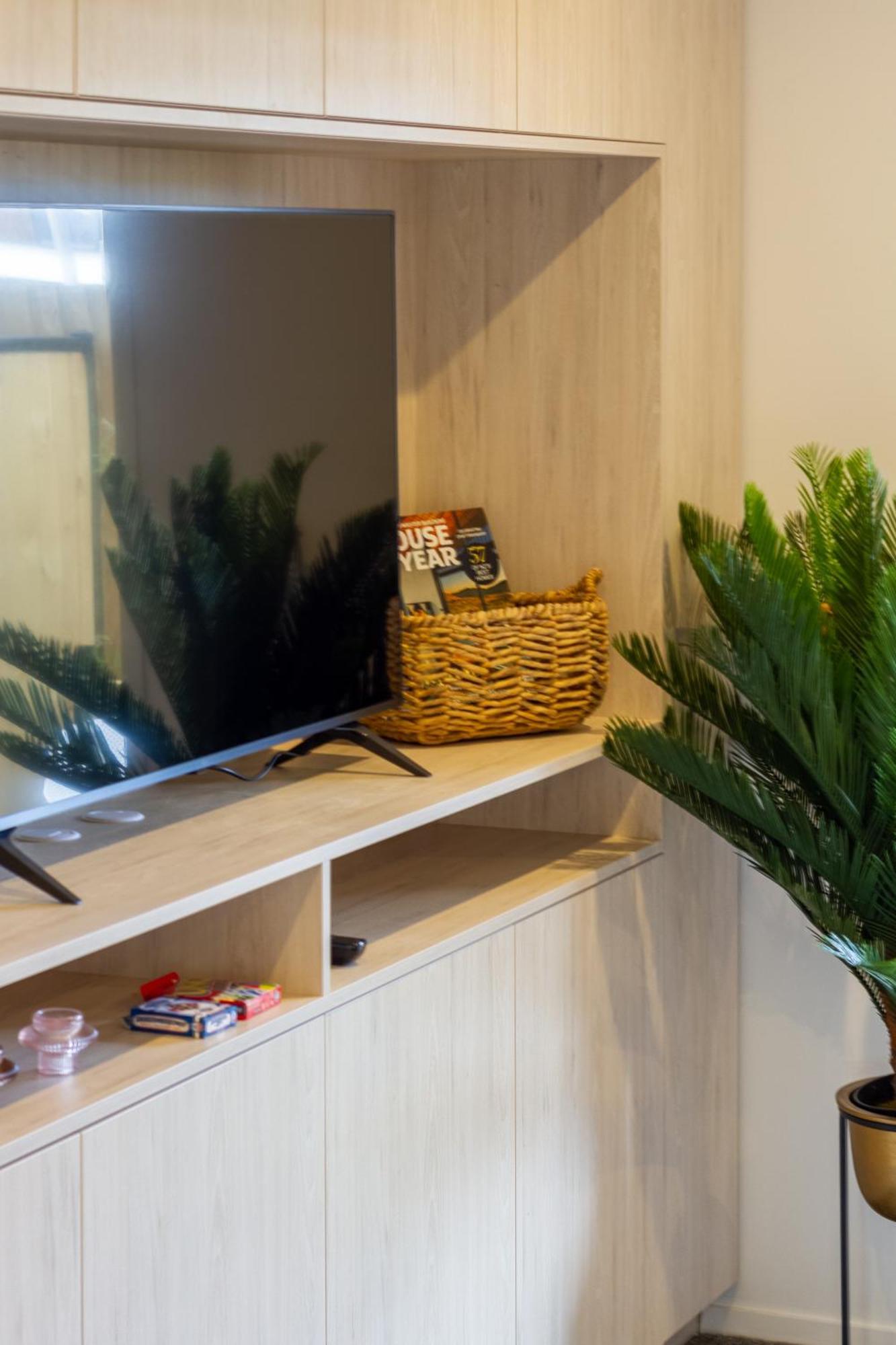 Downtown Comfort: Modern Studio With Backyard ไครสต์เชิร์ช ภายนอก รูปภาพ