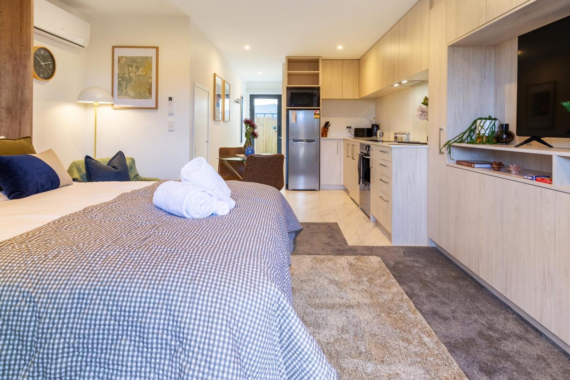 Downtown Comfort: Modern Studio With Backyard ไครสต์เชิร์ช ภายนอก รูปภาพ