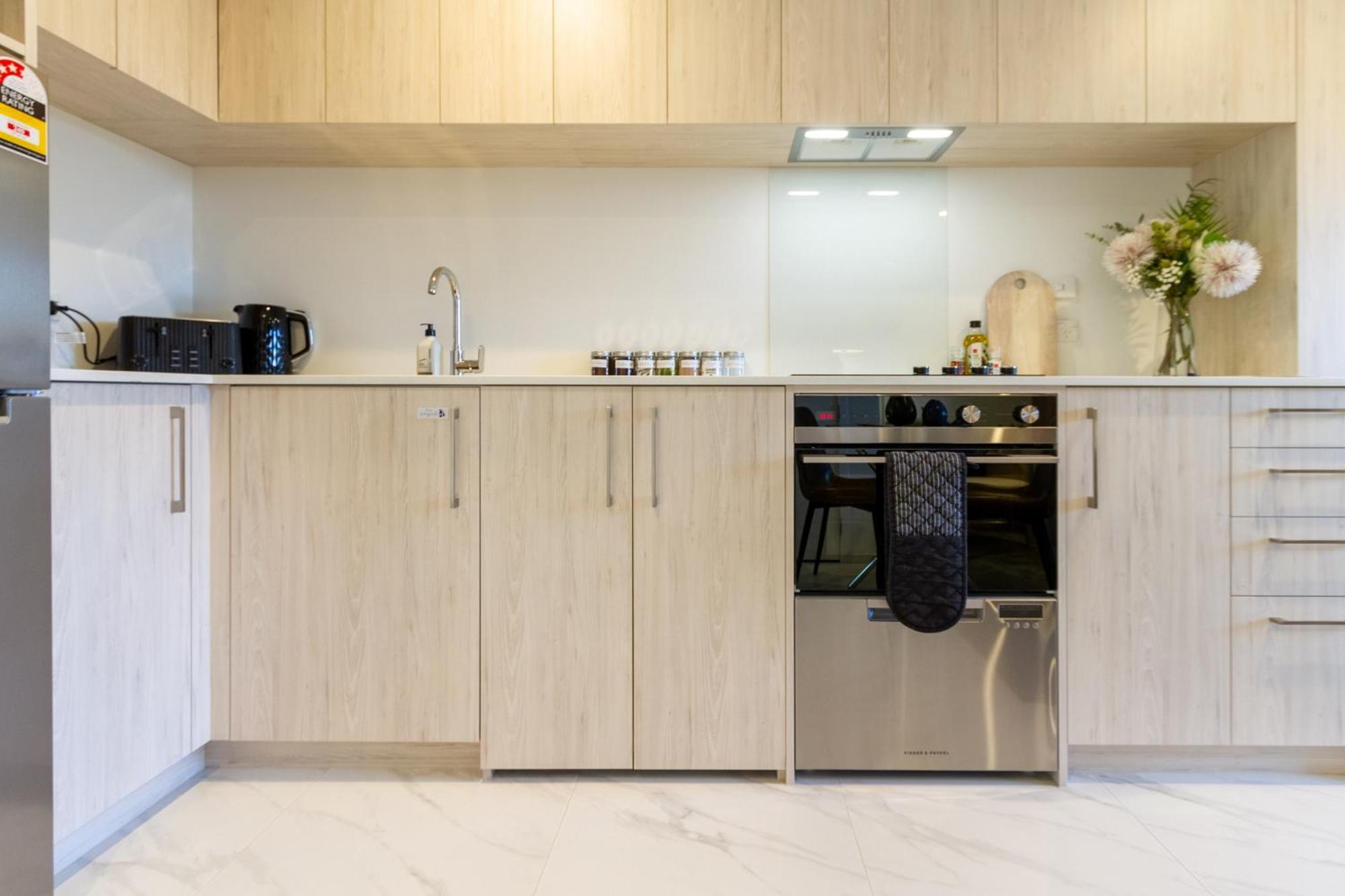 Downtown Comfort: Modern Studio With Backyard ไครสต์เชิร์ช ภายนอก รูปภาพ