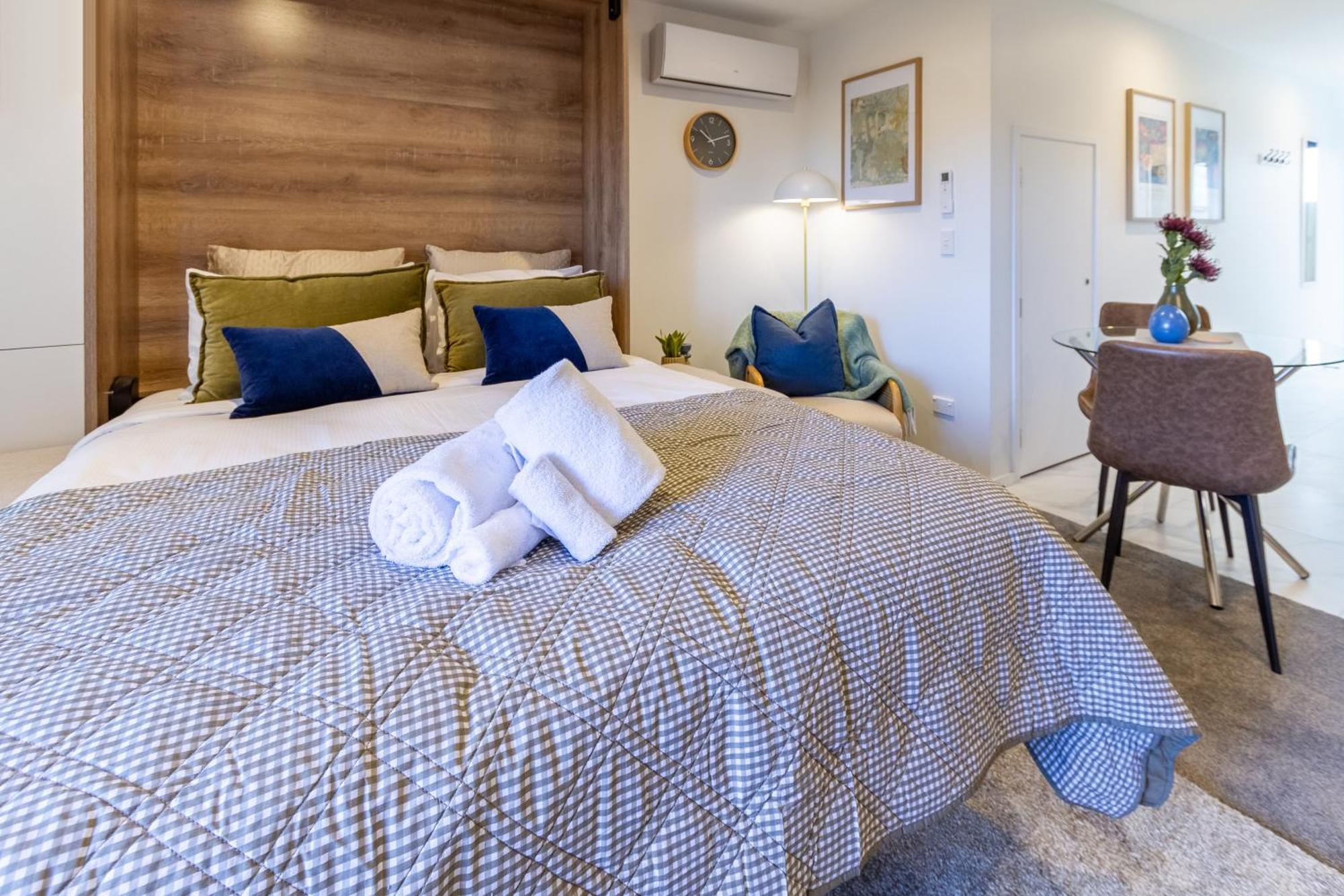 Downtown Comfort: Modern Studio With Backyard ไครสต์เชิร์ช ภายนอก รูปภาพ
