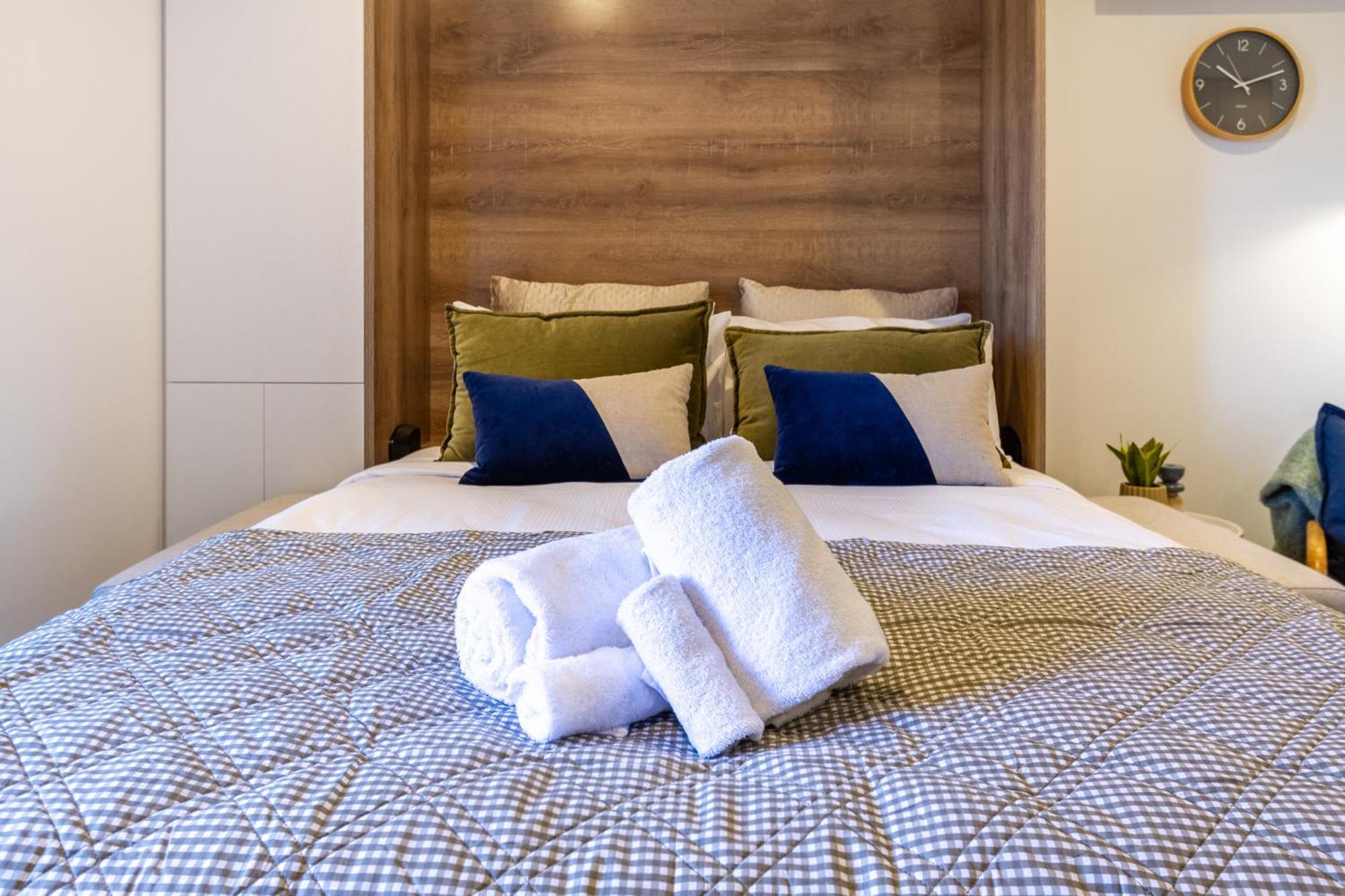 Downtown Comfort: Modern Studio With Backyard ไครสต์เชิร์ช ภายนอก รูปภาพ