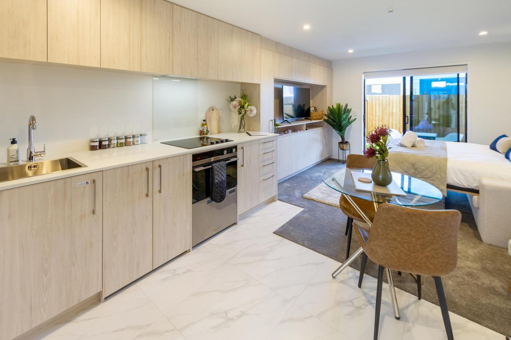 Downtown Comfort: Modern Studio With Backyard ไครสต์เชิร์ช ภายนอก รูปภาพ